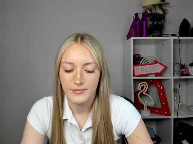 EvelynBlond26 webcam