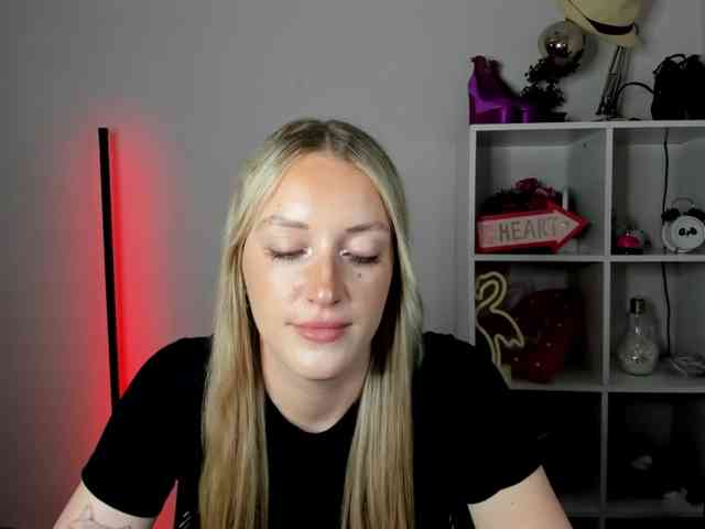 Model: EvelynBlond26