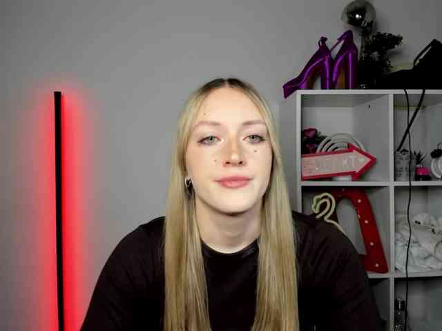 EvelynBlond26 webcam
