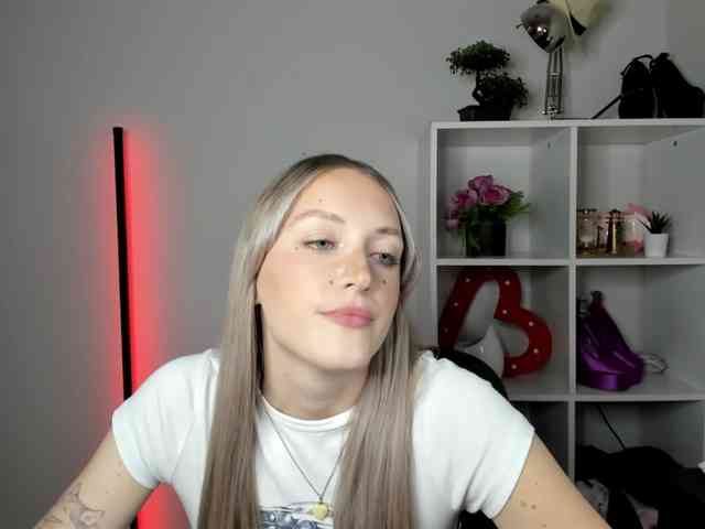 EvelynBlond26 webcam