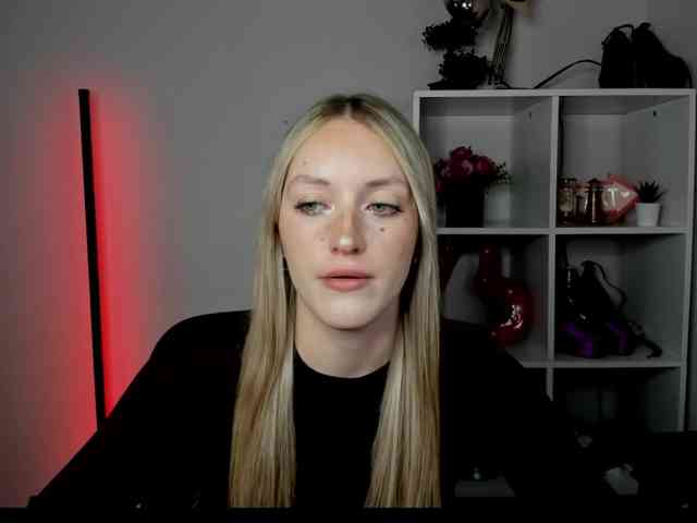 Model: EvelynBlond26