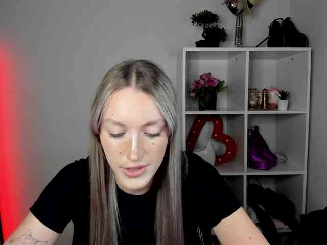 EvelynBlond26 webcam