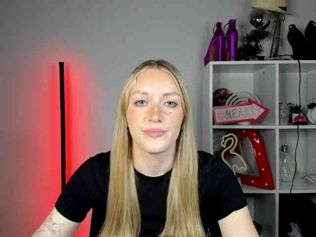 EvelynBlond26 webcam