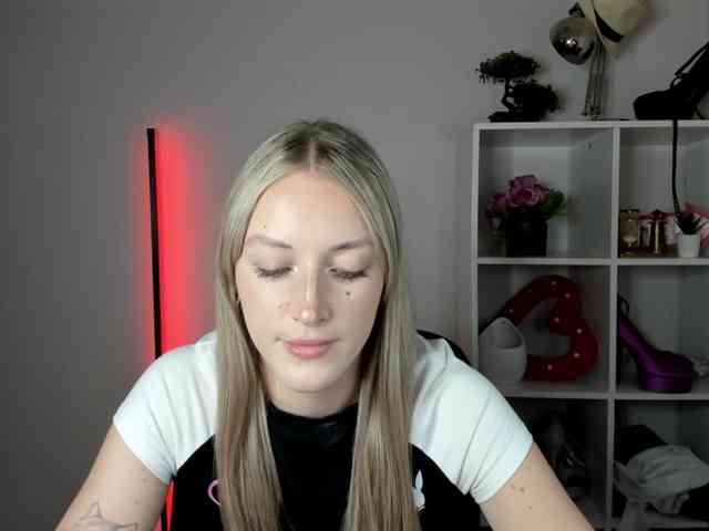 EvelynBlond26 webcam