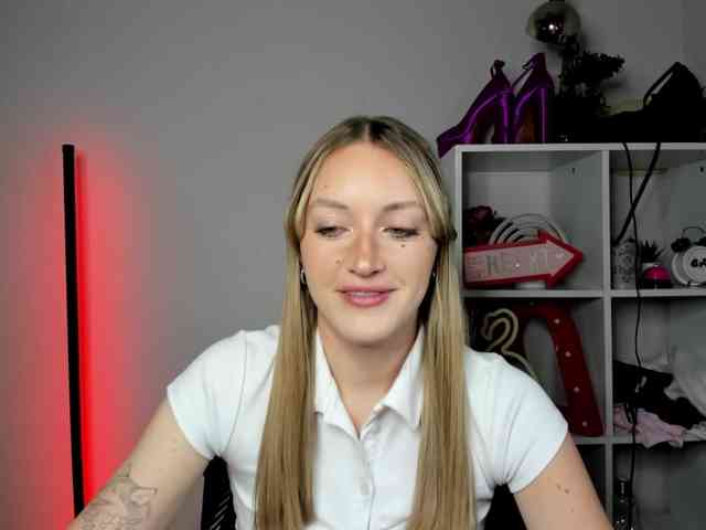 EvelynBlond26 webcam