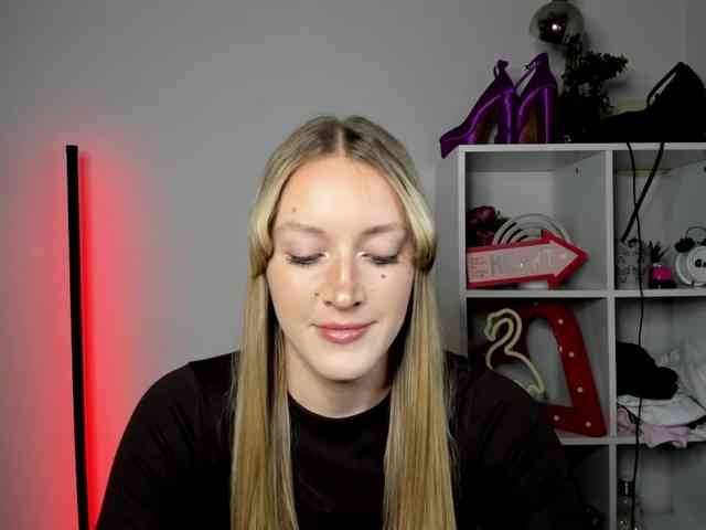 EvelynBlond26 webcam