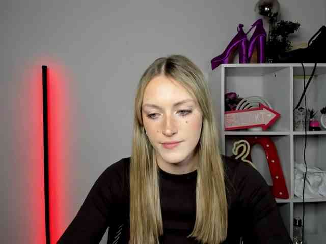 EvelynBlond26 webcam