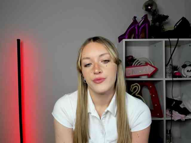 EvelynBlond26 webcam