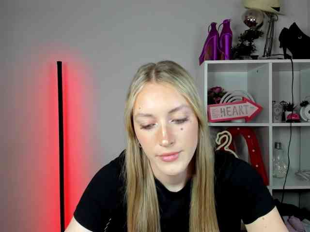 Model: EvelynBlond26