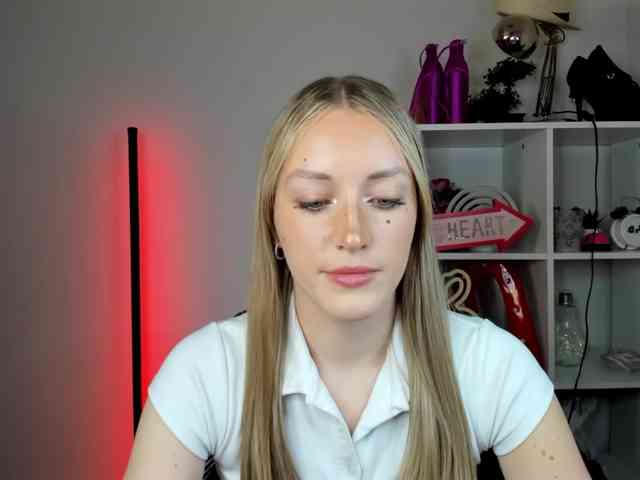 EvelynBlond26 webcam