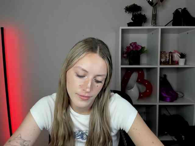 EvelynBlond26 webcam