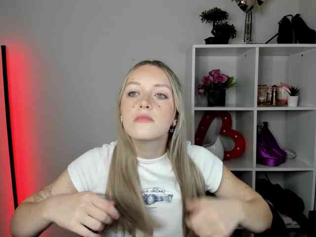 EvelynBlond26 webcam