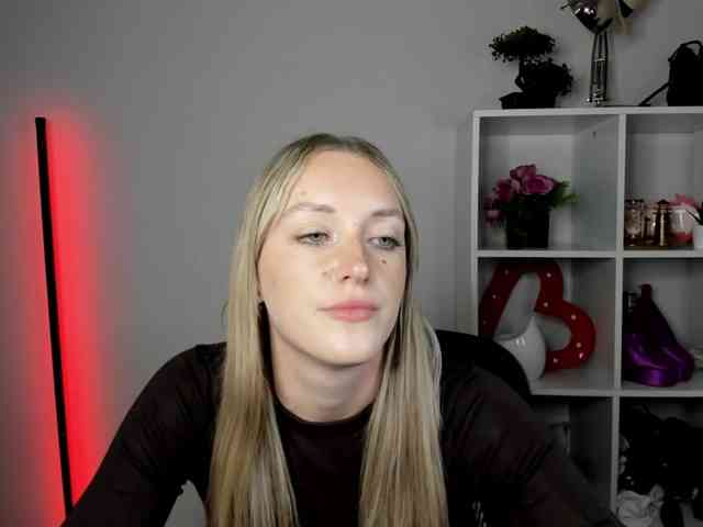 EvelynBlond26 webcam