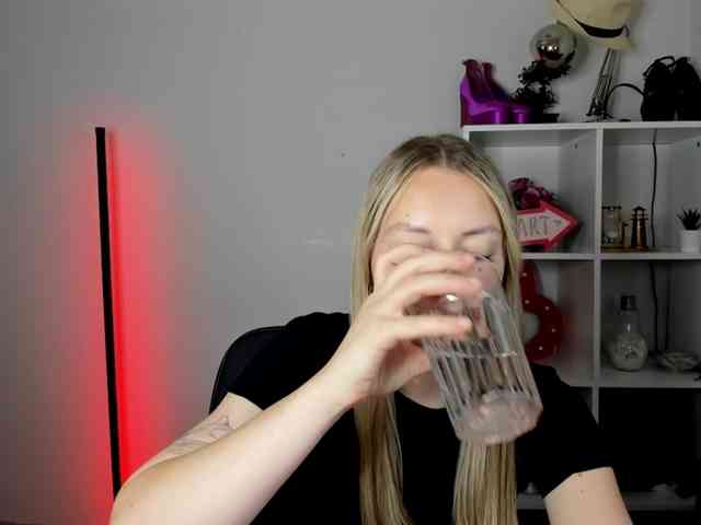 EvelynBlond26 webcam