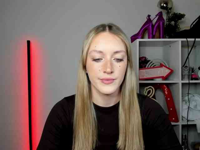 EvelynBlond26 webcam