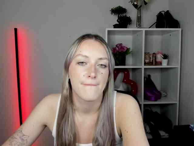 EvelynBlond26 webcam