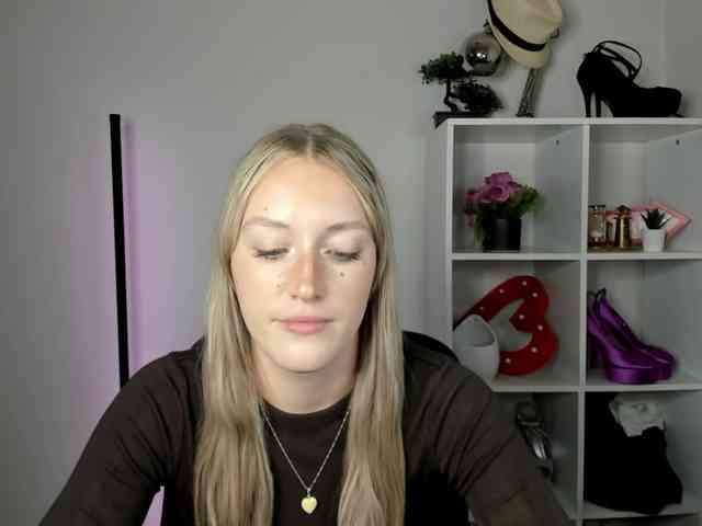 EvelynBlond26 webcam
