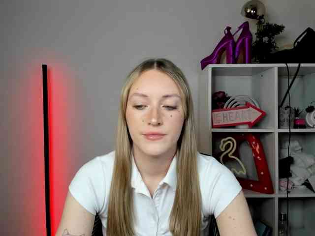 EvelynBlond26 webcam