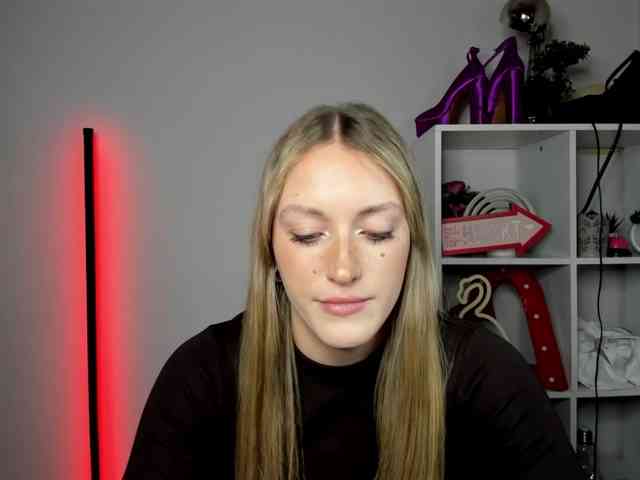 EvelynBlond26 webcam