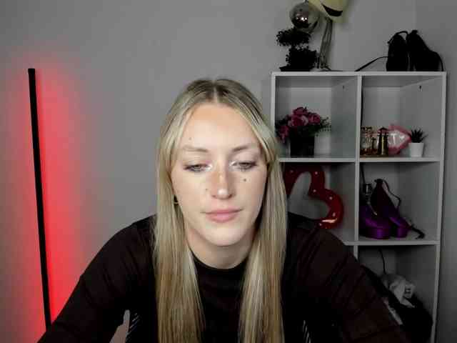 EvelynBlond26 webcam