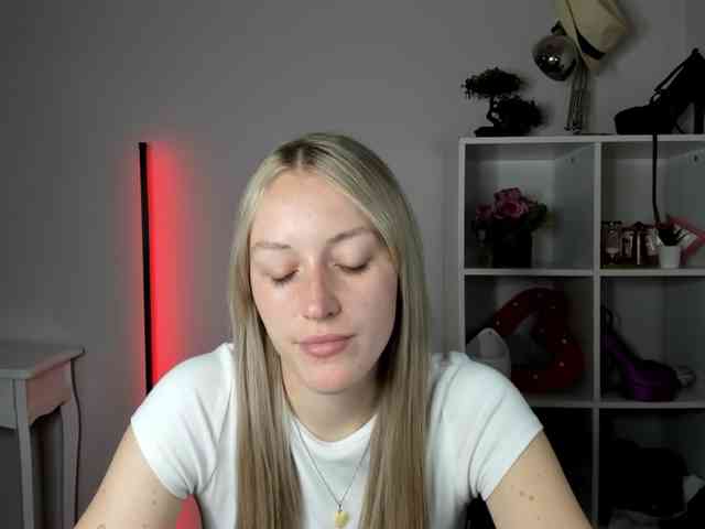 EvelynBlond26 webcam
