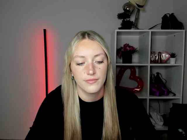 EvelynBlond26 webcam