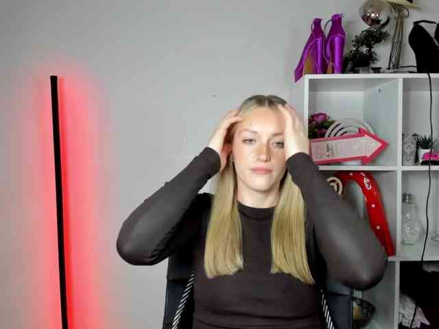 Model: EvelynBlond26