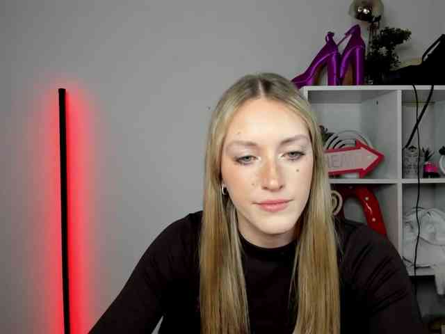 EvelynBlond26 webcam
