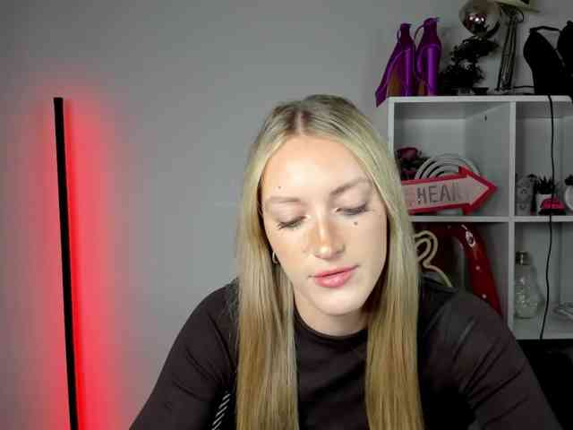 EvelynBlond26 webcam