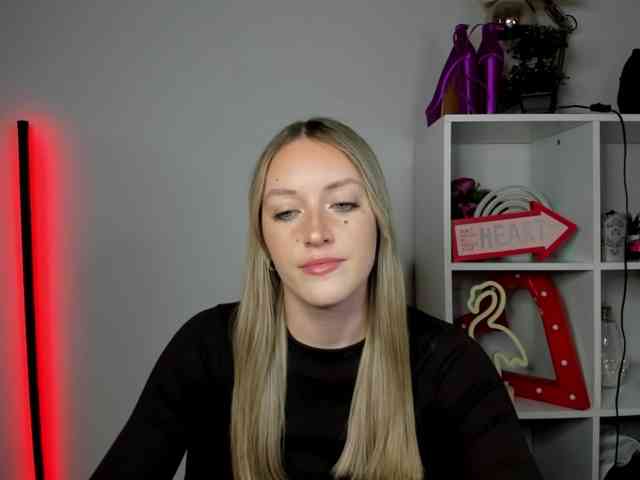 EvelynBlond26 webcam