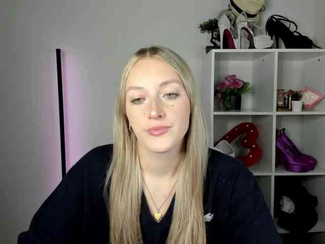 EvelynBlond26 webcam