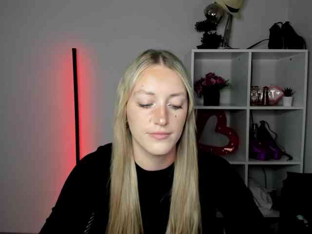 EvelynBlond26 webcam