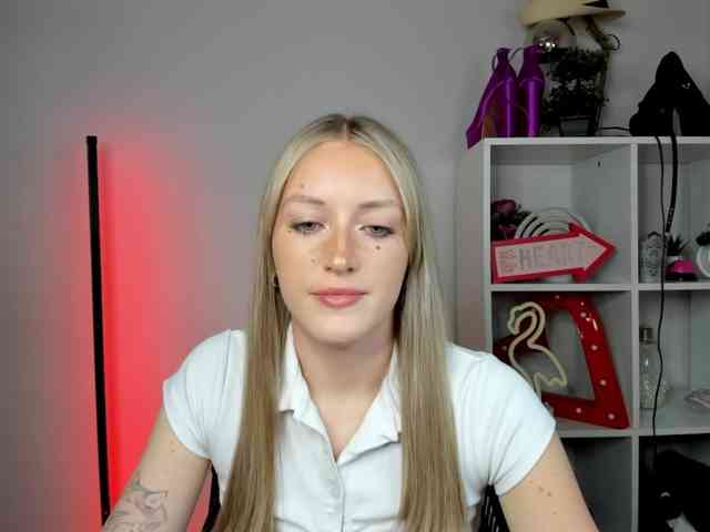 EvelynBlond26 webcam