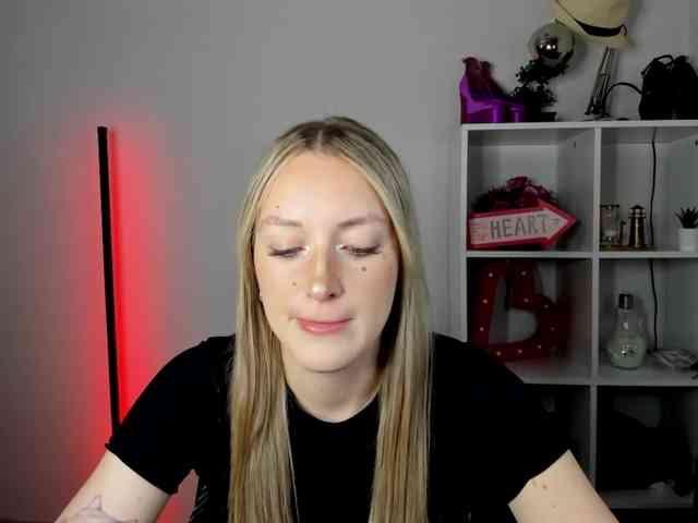 EvelynBlond26 webcam