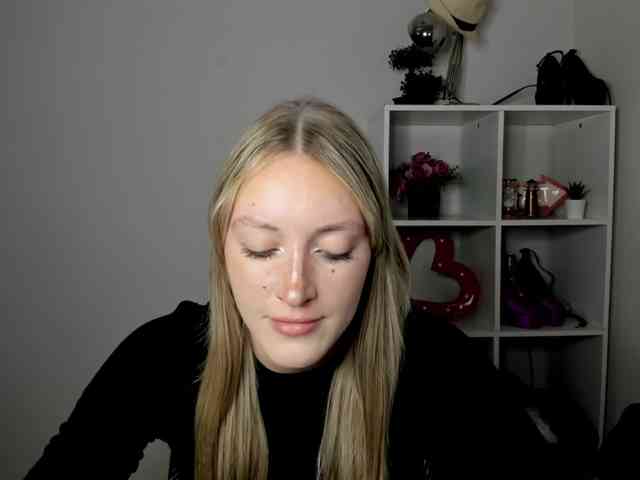EvelynBlond26 webcam