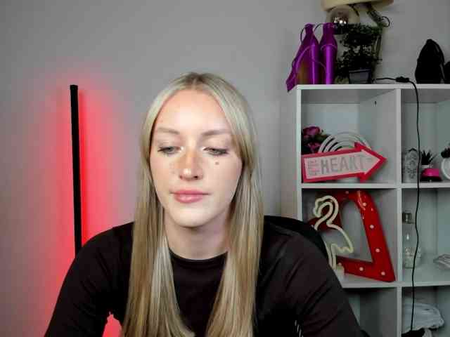 EvelynBlond26 webcam