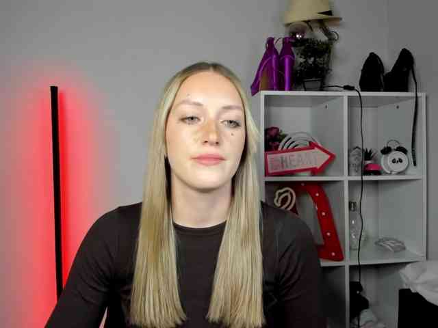 EvelynBlond26 webcam