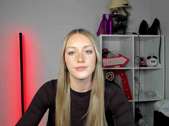 EvelynBlond26 webcam
