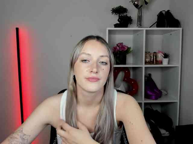 EvelynBlond26 webcam