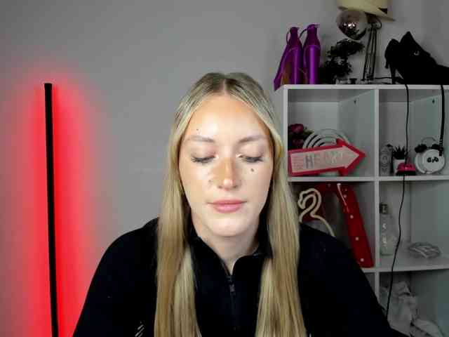 EvelynBlond26 webcam