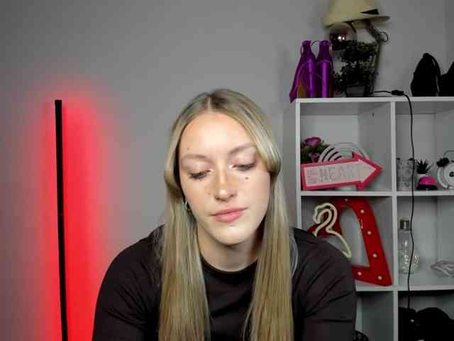 EvelynBlond26 webcam