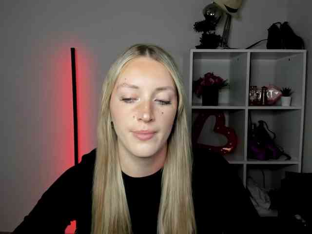 EvelynBlond26 webcam