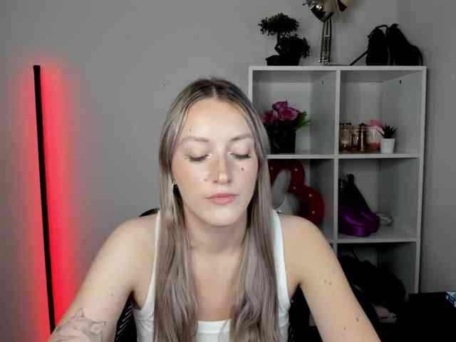 EvelynBlond26 webcam