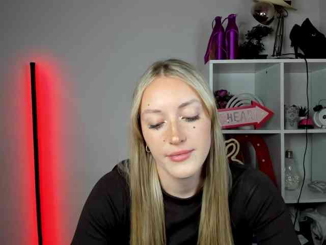 EvelynBlond26 webcam