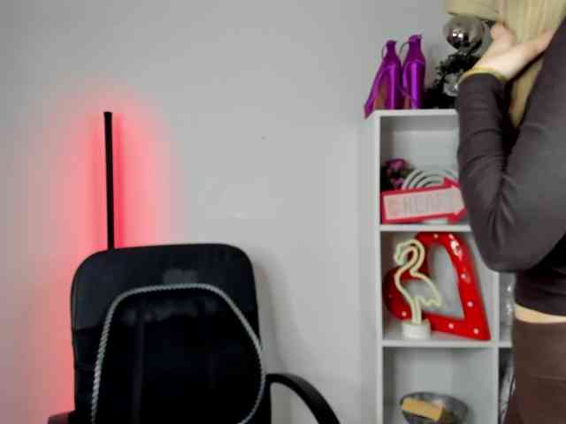 EvelynBlond26 webcam