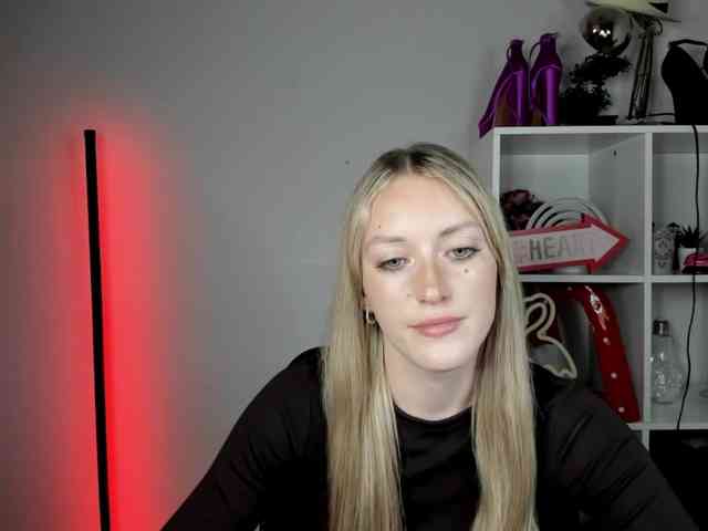 EvelynBlond26 webcam