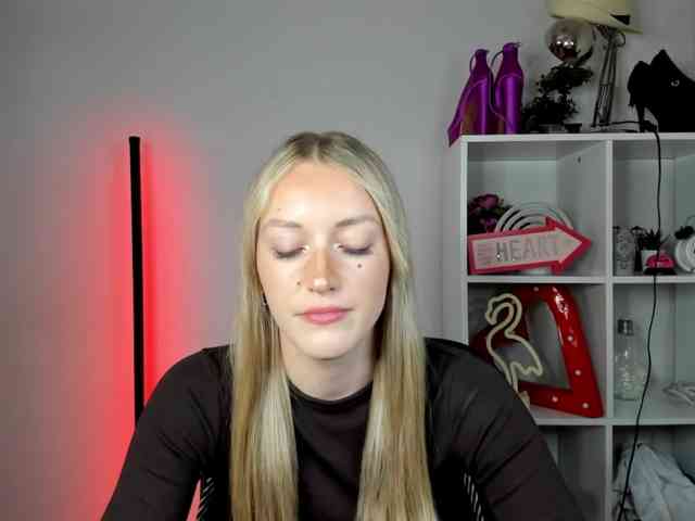 Model: EvelynBlond26