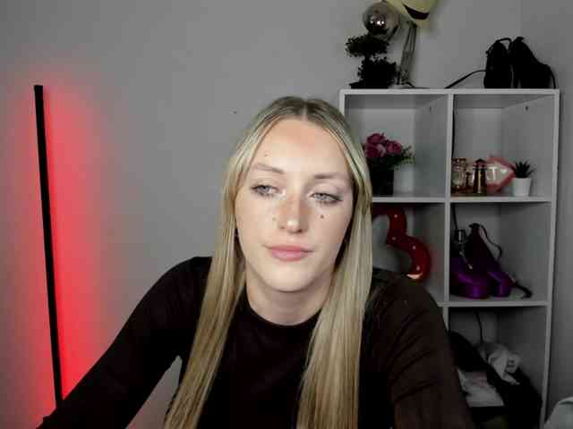 EvelynBlond26 webcam