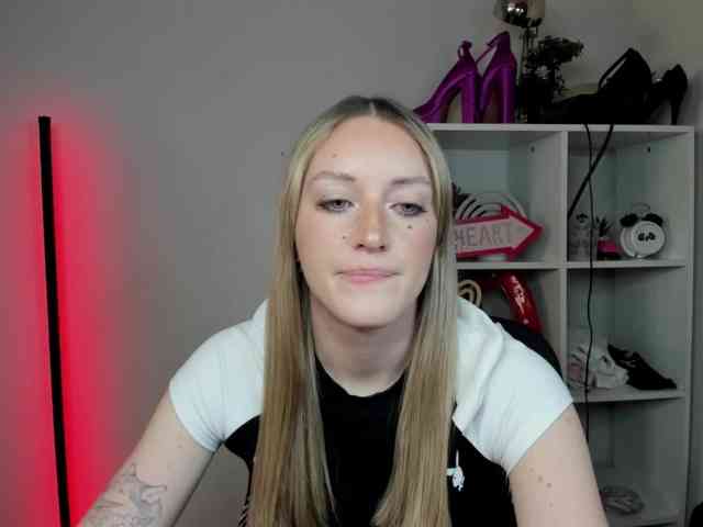 EvelynBlond26 webcam