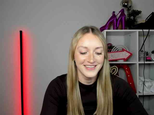 EvelynBlond26 webcam